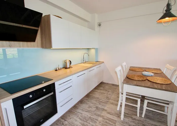 Amon Z Widokiem Na Morze